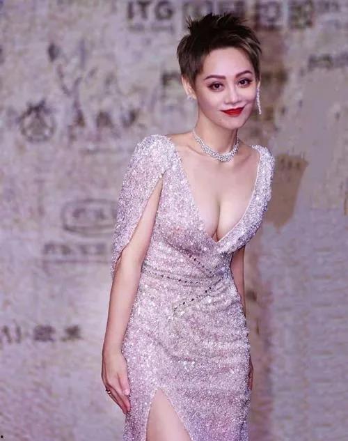 丰胸排行榜前十名明星,揭秘她们的美丽秘诀