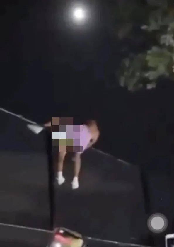 吃瓜女友被挂栏杆,被挂栏杆事件引发网友热议