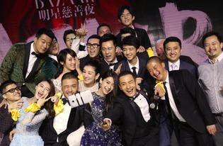 男明星裸身慈善照片,男明星倾力奉献，慈善照片引发社会关注”